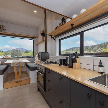 Tiny House With Mountain Views, Indoor And Outdoor Fire, Private Courtyard Garden Lägenhet Wanaka Exteriör bild