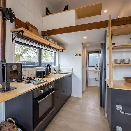 Tiny House With Mountain Views, Indoor And Outdoor Fire, Private Courtyard Garden Lägenhet Wanaka Exteriör bild