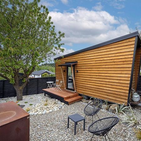 Tiny House With Mountain Views, Indoor And Outdoor Fire, Private Courtyard Garden Lägenhet Wanaka Exteriör bild