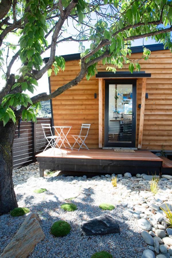 Tiny House With Mountain Views, Indoor And Outdoor Fire, Private Courtyard Garden Lägenhet Wanaka Exteriör bild
