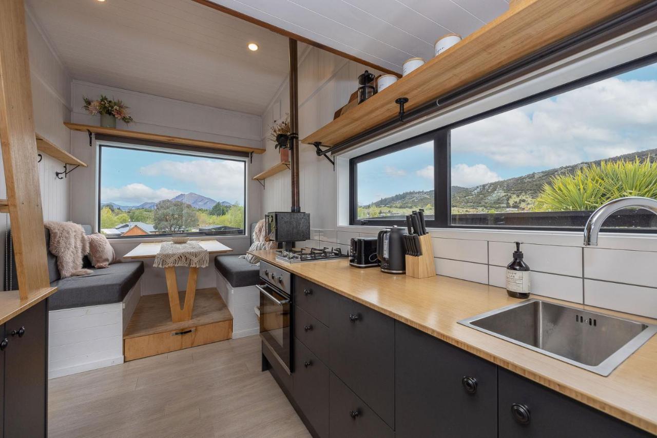 Tiny House With Mountain Views, Indoor And Outdoor Fire, Private Courtyard Garden Lägenhet Wanaka Exteriör bild