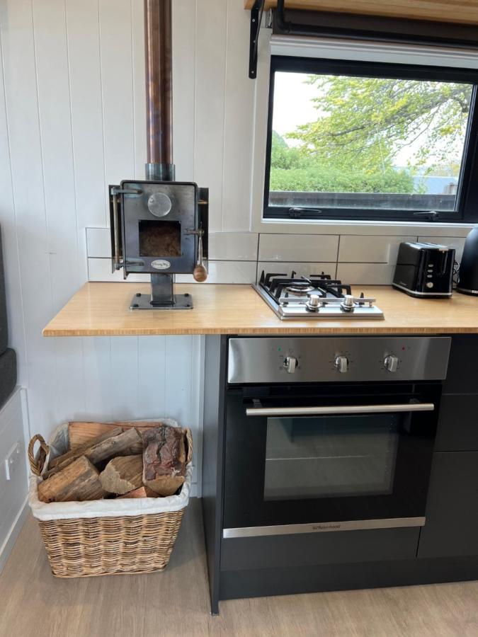 Tiny House With Mountain Views, Indoor And Outdoor Fire, Private Courtyard Garden Lägenhet Wanaka Exteriör bild