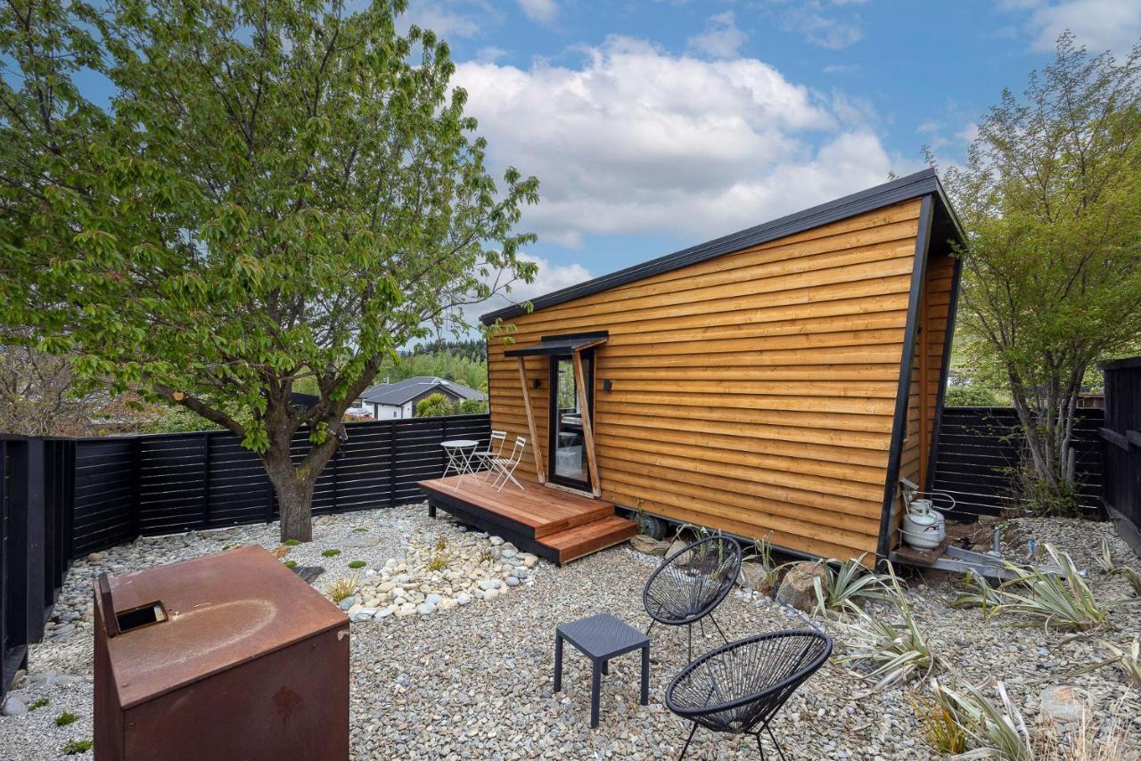 Tiny House With Mountain Views, Indoor And Outdoor Fire, Private Courtyard Garden Lägenhet Wanaka Exteriör bild
