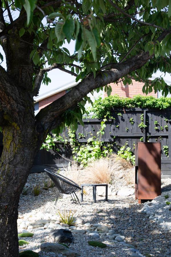 Tiny House With Mountain Views, Indoor And Outdoor Fire, Private Courtyard Garden Lägenhet Wanaka Exteriör bild