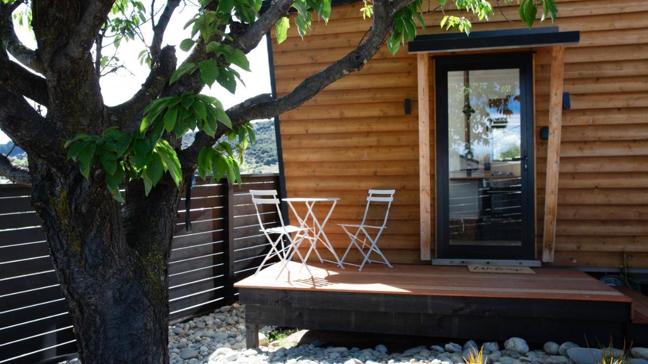 Tiny House With Mountain Views, Indoor And Outdoor Fire, Private Courtyard Garden Lägenhet Wanaka Exteriör bild