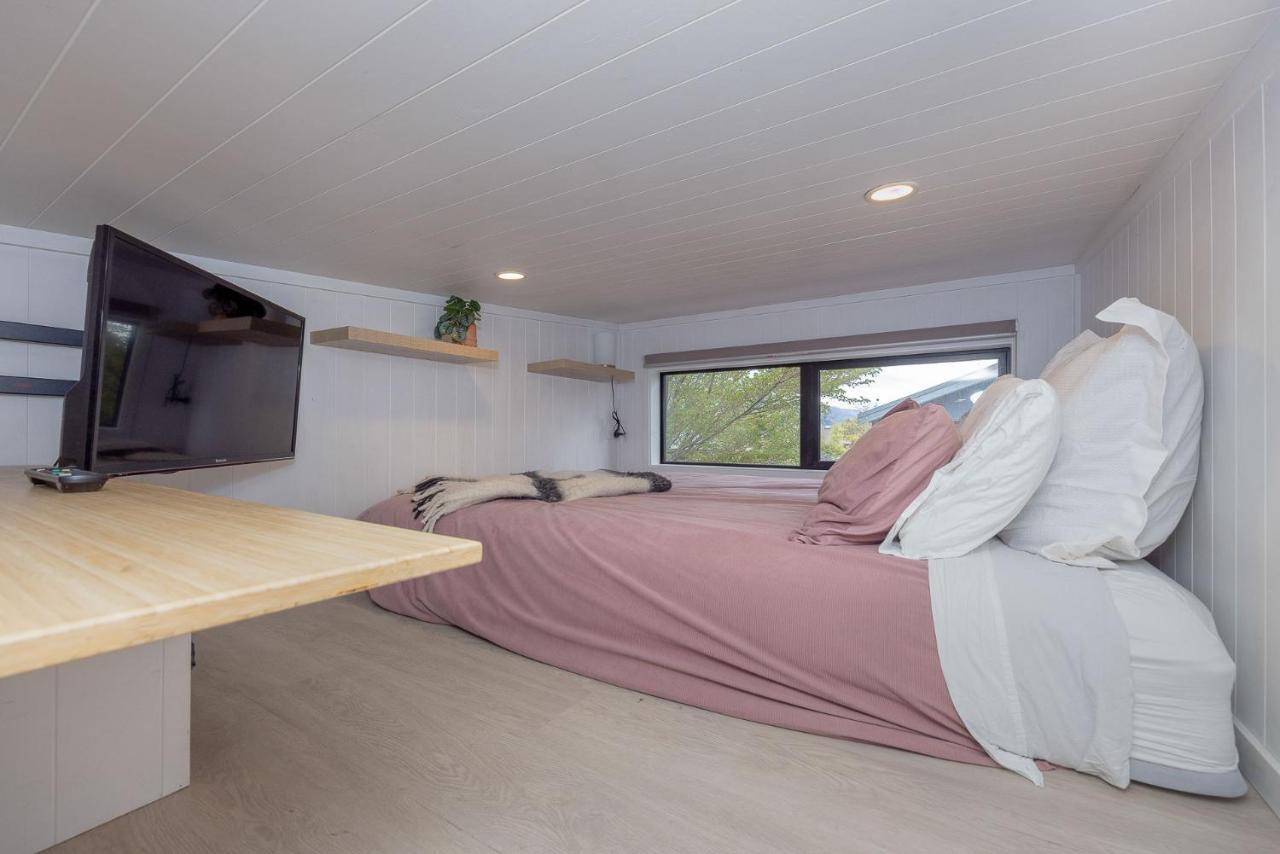 Tiny House With Mountain Views, Indoor And Outdoor Fire, Private Courtyard Garden Lägenhet Wanaka Exteriör bild