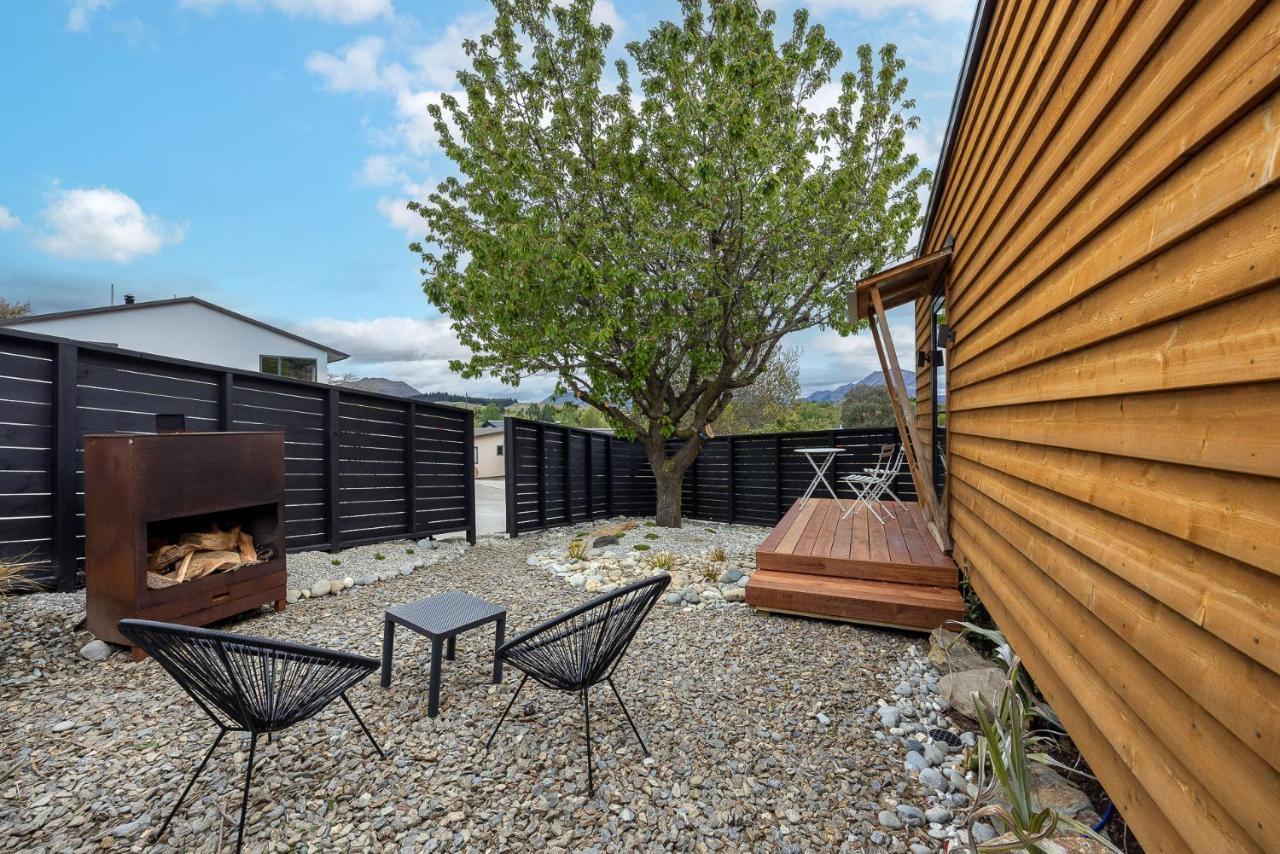 Tiny House With Mountain Views, Indoor And Outdoor Fire, Private Courtyard Garden Lägenhet Wanaka Exteriör bild