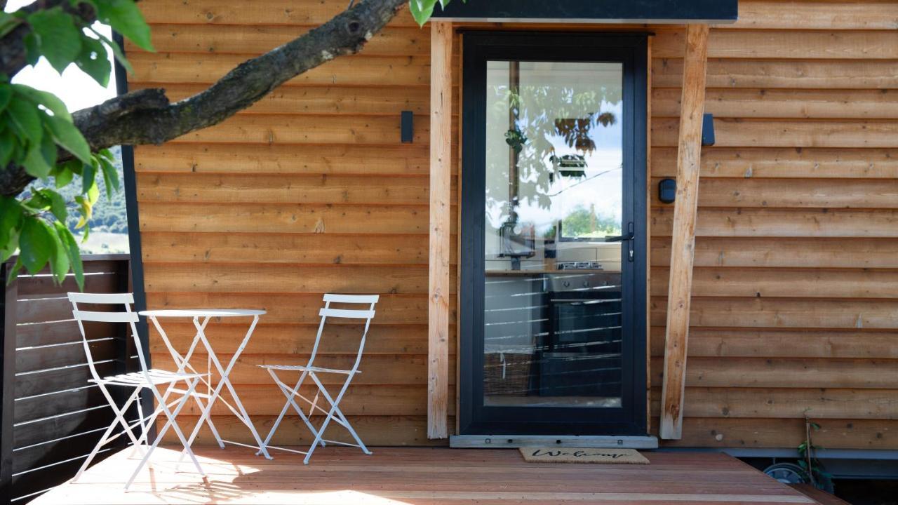 Tiny House With Mountain Views, Indoor And Outdoor Fire, Private Courtyard Garden Lägenhet Wanaka Exteriör bild
